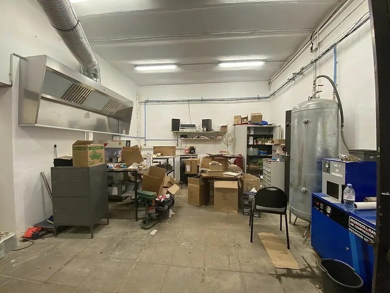 Flex in Nice for lease - Interior Photo - Image 2 of 6