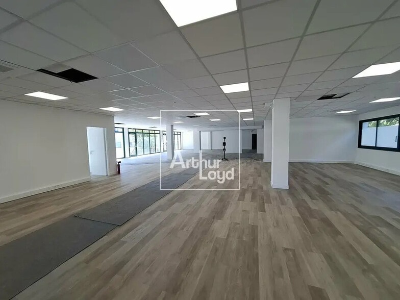 Office in Melun for lease - Interior Photo - Image 1 of 21