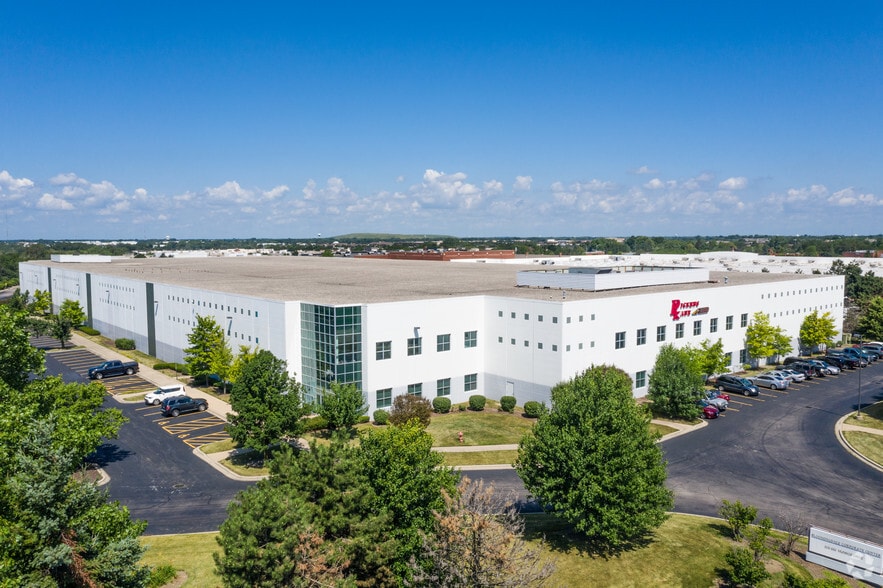 303 Munroe Dr, Bloomingdale, IL for lease - Building Photo - Image 1 of 8