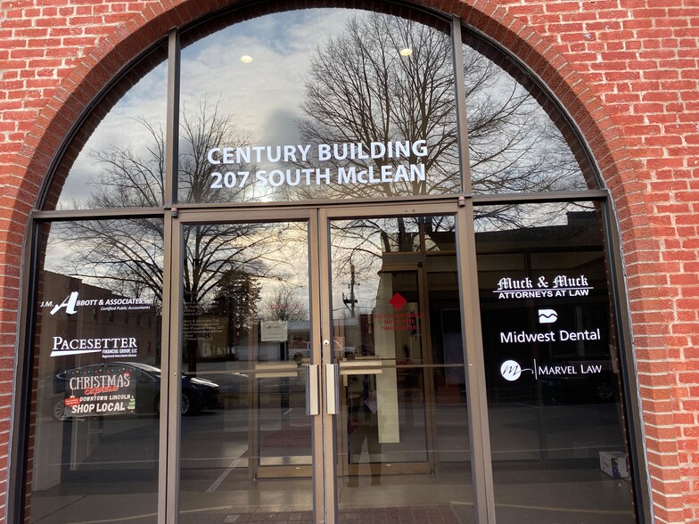 207 S McLean St, Lincoln, IL for sale - Building Photo - Image 2 of 6