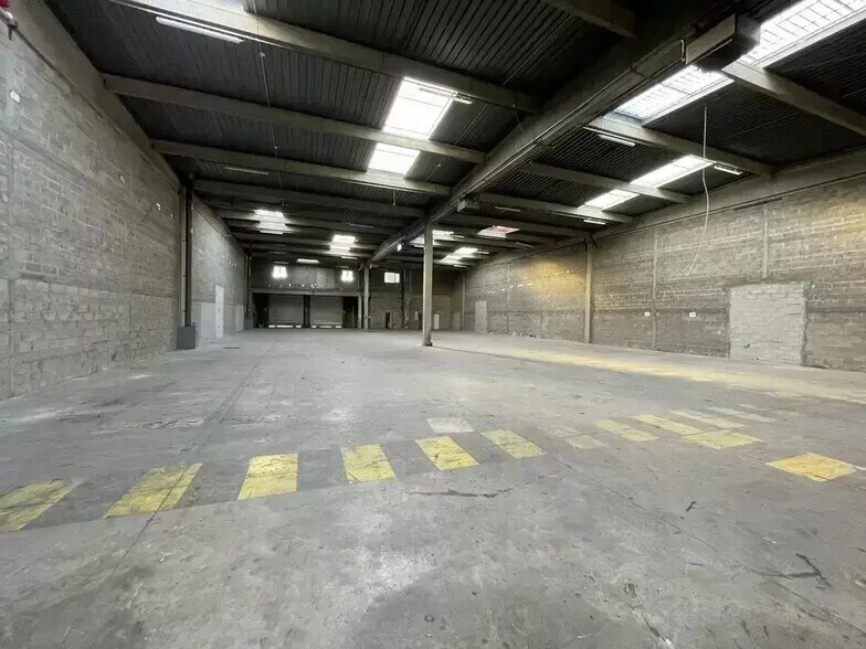 Flex in Goussainville for lease - Interior Photo - Image 2 of 3