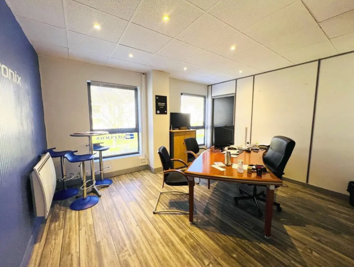 Parc Des Fontenelles, Bailly for lease Interior Photo- Image 1 of 4