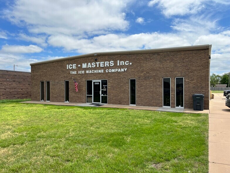 2569 W Pawnee St, Wichita, KS 67213