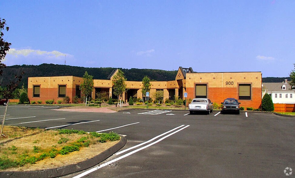 1 Bradley Rd, Woodbridge, CT 06525