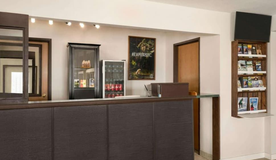 868 NW Frontage Rd, Mcbride, BC for sale - Lobby - Image 3 of 14