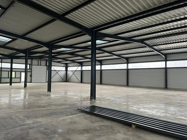 Flex in Besançon for lease - Interior Photo - Image 3 of 5