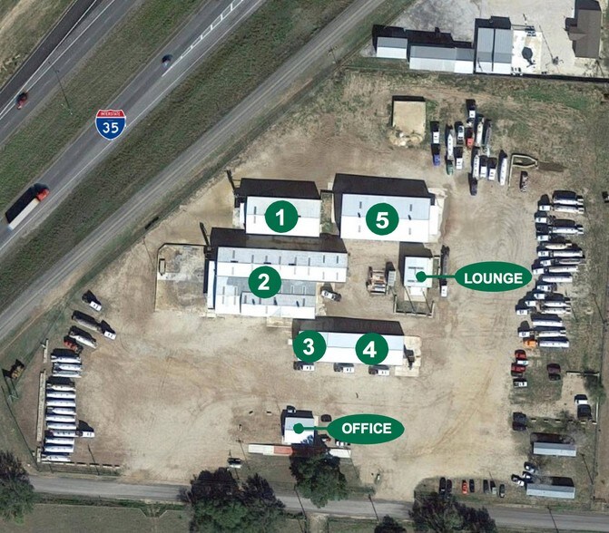 389 Interstate 35 S, Devine, TX 78016