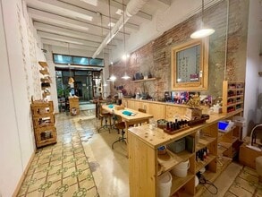 Retail in Barcelona, Barcelona for lease Interior Photo- Image 2 of 24