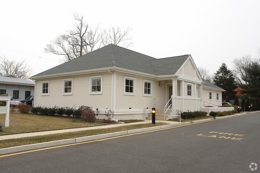 215 Monmouth Rd, Oakhurst, NJ for lease - Primary Photo - Image 1 of 2