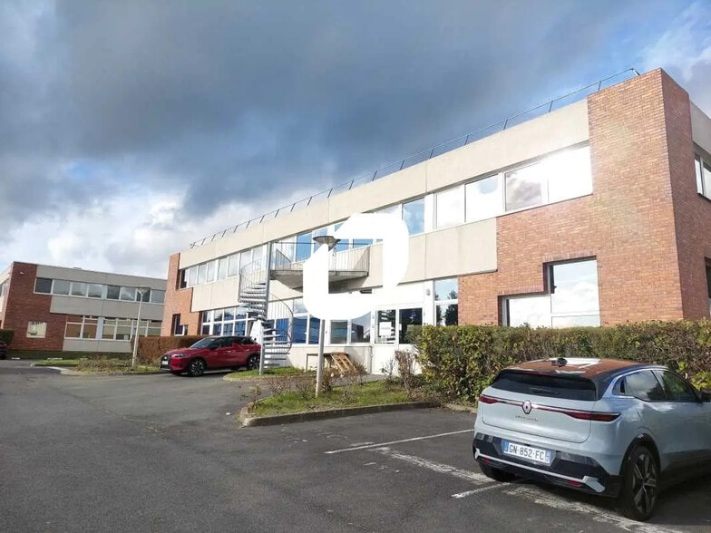 Office in Bièvres for lease - Building Photo - Image 3 of 10