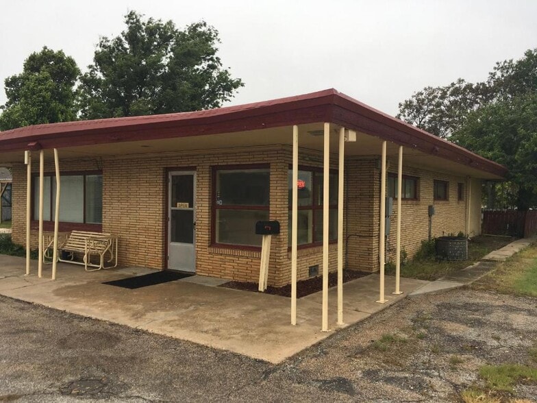 415 E 11th St, Hugoton, KS for sale - Building Photo - Image 3 of 11