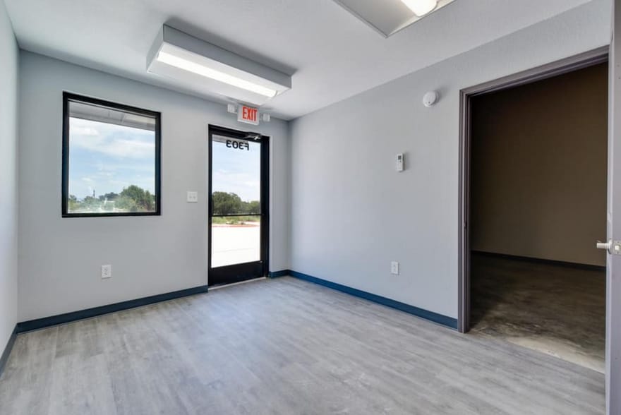 10921 E Crystal Falls Pkwy, Leander, TX for lease - Building Photo - Image 2 of 9