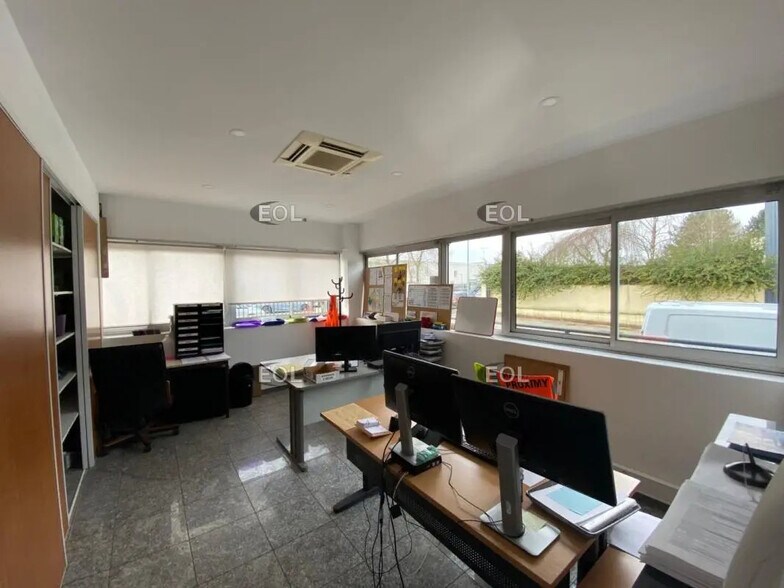 Flex in Combs-la-Ville for lease - Interior Photo - Image 2 of 14