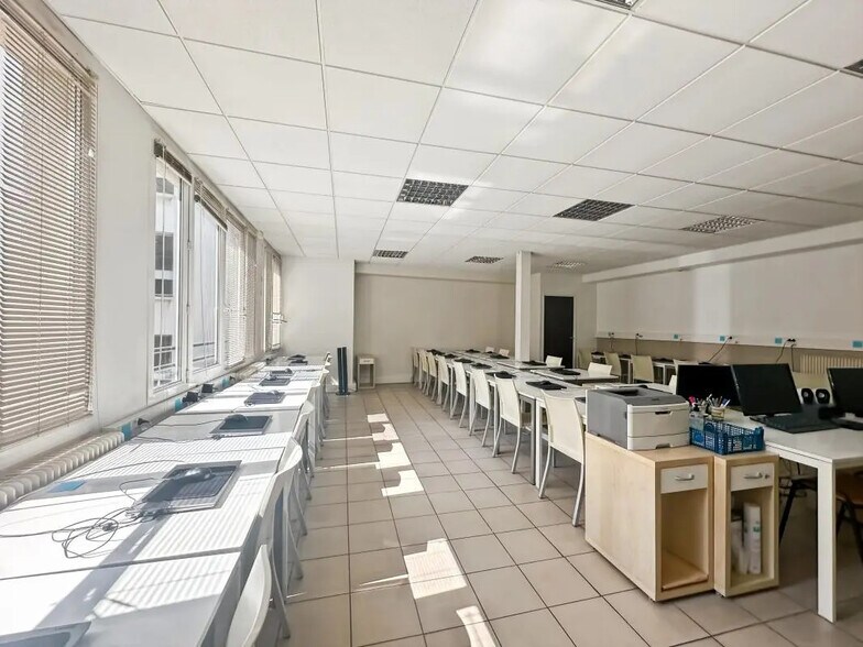 Office in Paris for lease - Building Photo - Image 2 of 6