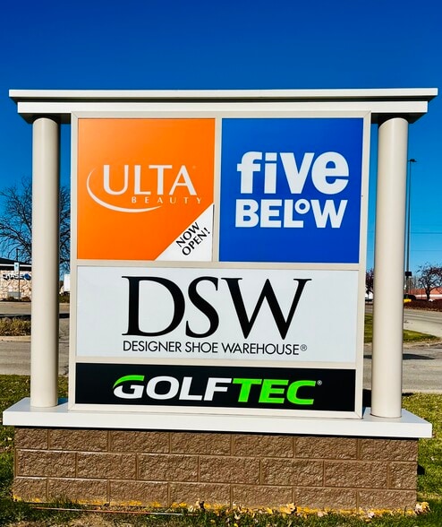 4411 W Wisconsin Ave, Appleton, WI for lease - Building Photo - Image 2 of 2