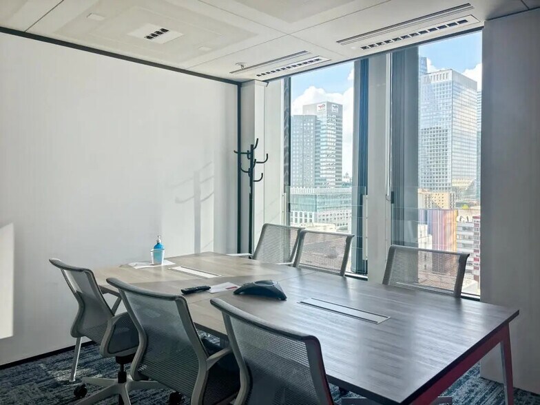 16 Place De L'Iris, Courbevoie for lease - Building Photo - Image 1 of 31