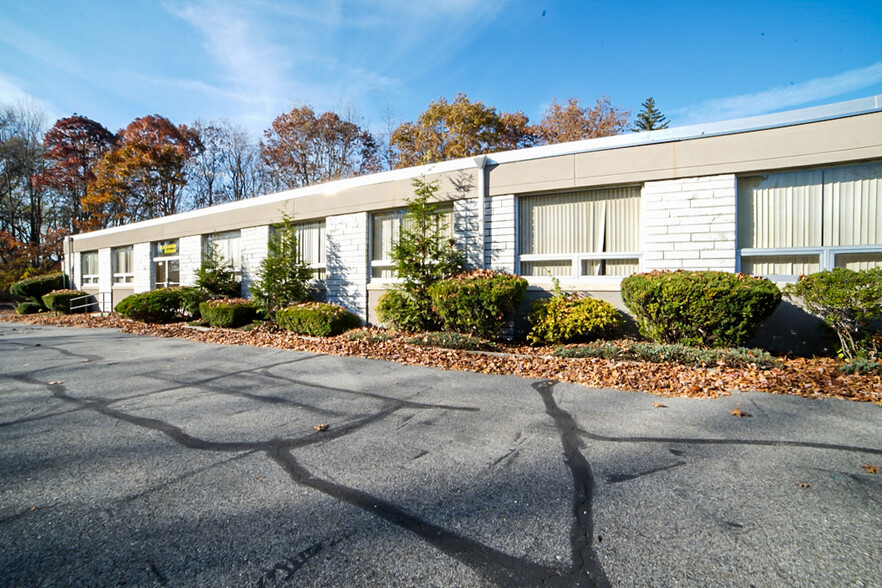 40 Radio Circle Dr, Mount Kisco, NY for lease - Building Photo - Image 1 of 10