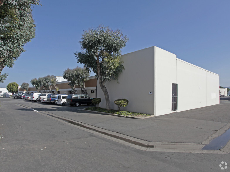 130-152 E Garry Ave, Santa Ana, CA for lease - Primary Photo - Image 1 of 5