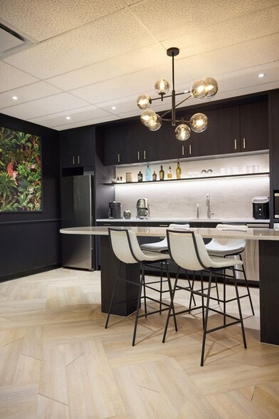 700 2 St SW, Calgary, AB for lease - Building Photo - Image 3 of 9