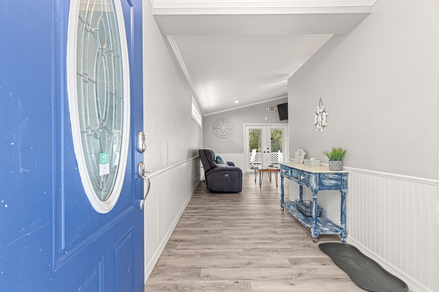 110 NE Crystal St, Crystal River, FL for sale - Interior Photo - Image 2 of 50