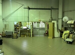 Retail in Aubagne for lease Interior Photo- Image 2 of 3