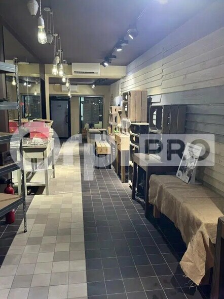 Retail in Lyon for lease - Interior Photo - Image 3 of 4