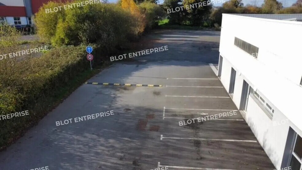 Flex in Yffiniac for lease - Building Photo - Image 2 of 7