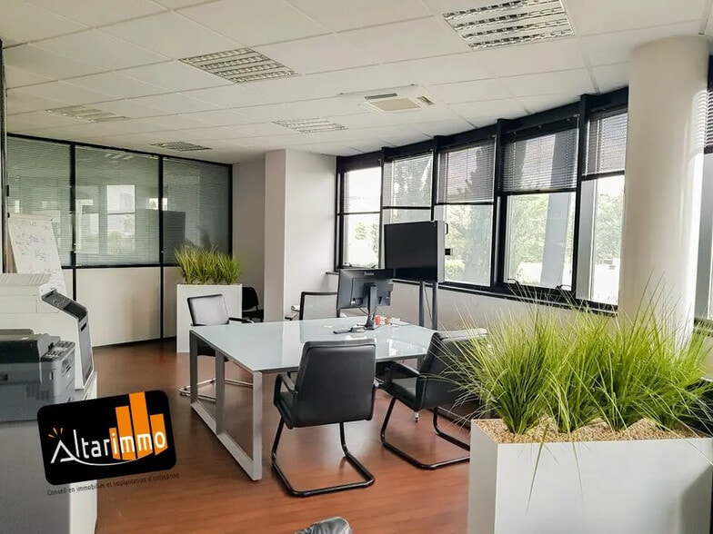 Office in Chartres for lease - Interior Photo - Image 1 of 4