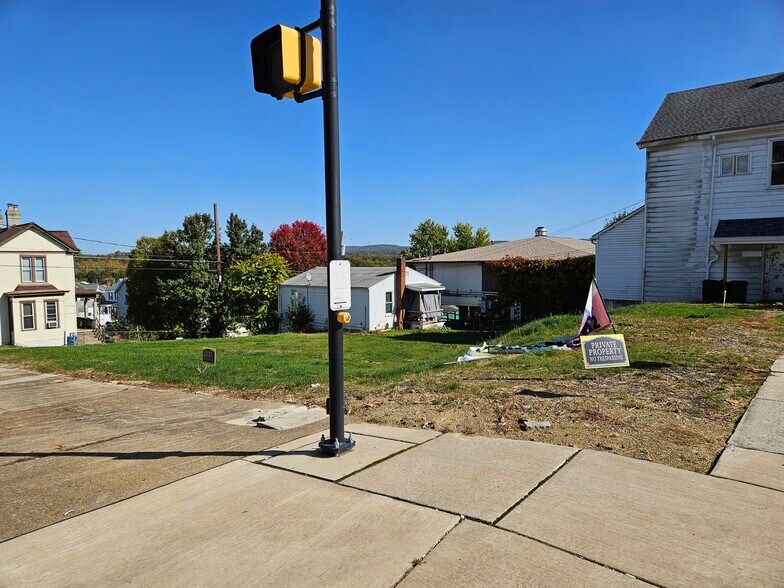 462 W Main St, Mount Pleasant, PA for lease - Building Photo - Image 3 of 9