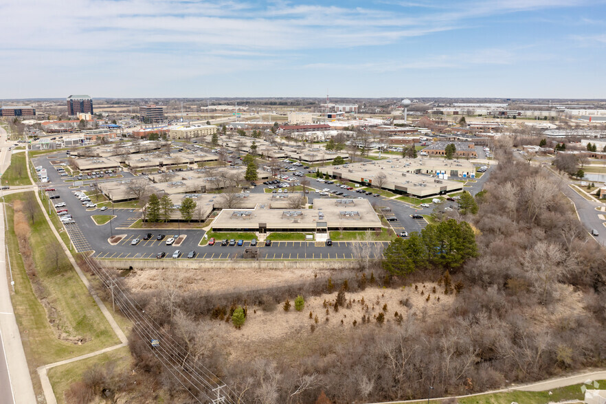 2500 W Higgins Rd, Hoffman Estates, IL for lease - Building Photo - Image 1 of 7