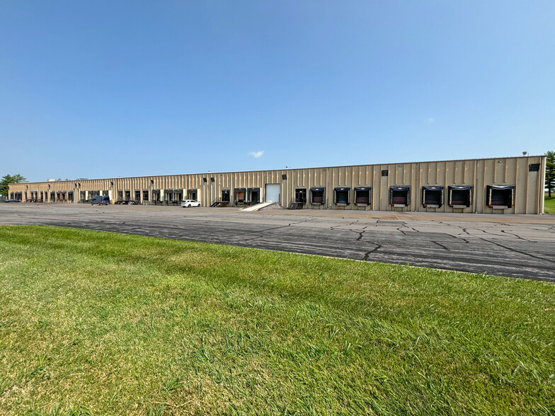 8801-8845 Seeger Industrial Dr, Berkeley, MO for lease - Building Photo - Image 2 of 5