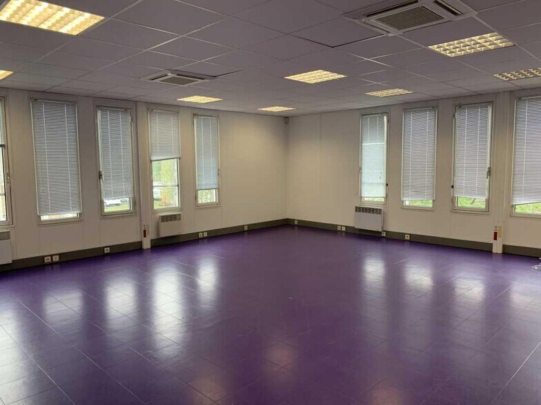 Office in Bordeaux for lease - Interior Photo - Image 3 of 10