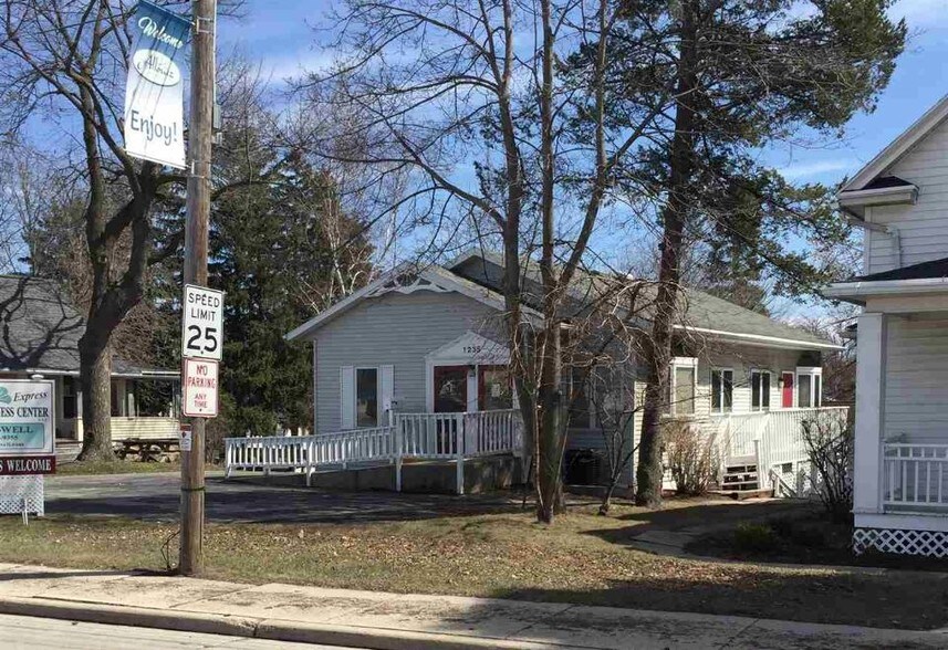 12351241 S ster Ave, Allouez, WI 54301