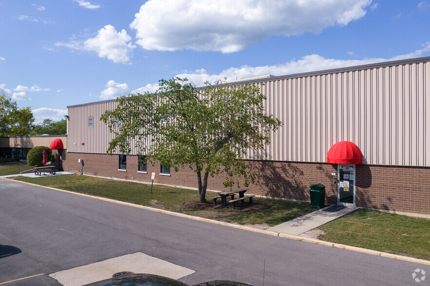 1751 Wilkening Ct, Schaumburg, IL for lease - Building Photo - Image 2 of 6