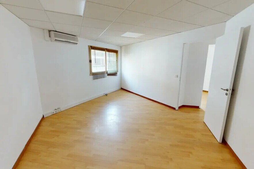 Office in Saint-Laurent-Du-Var for lease - Interior Photo - Image 2 of 5
