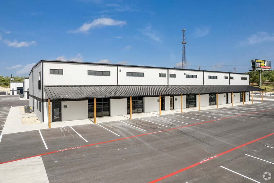 529 E US HWY, Boerne, TX for lease - Building Photo - Image 1 of 33