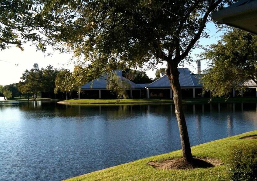 4675 Sweetwater Blvd, Sugar Land, TX for lease - Building Photo - Image 2 of 4