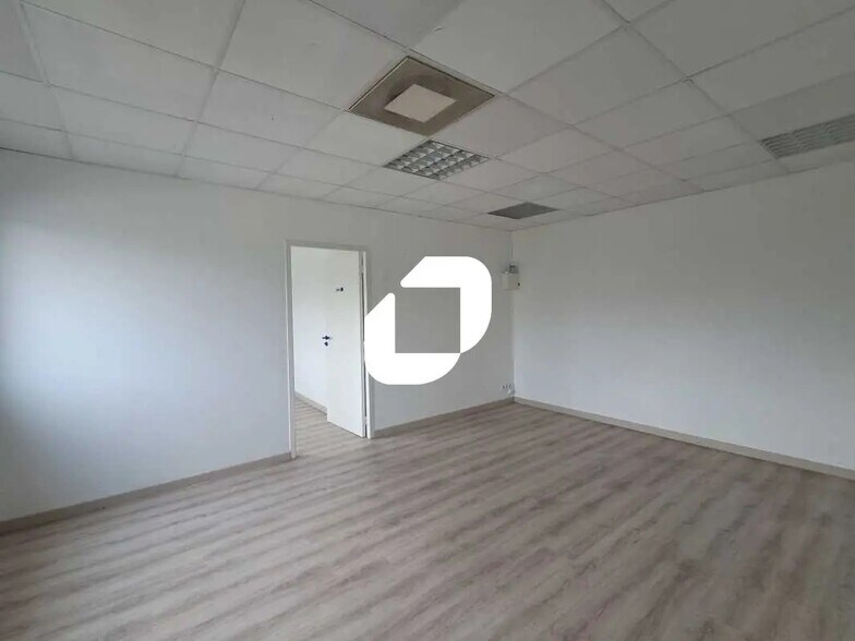 Office in Bordeaux for lease - Interior Photo - Image 2 of 20