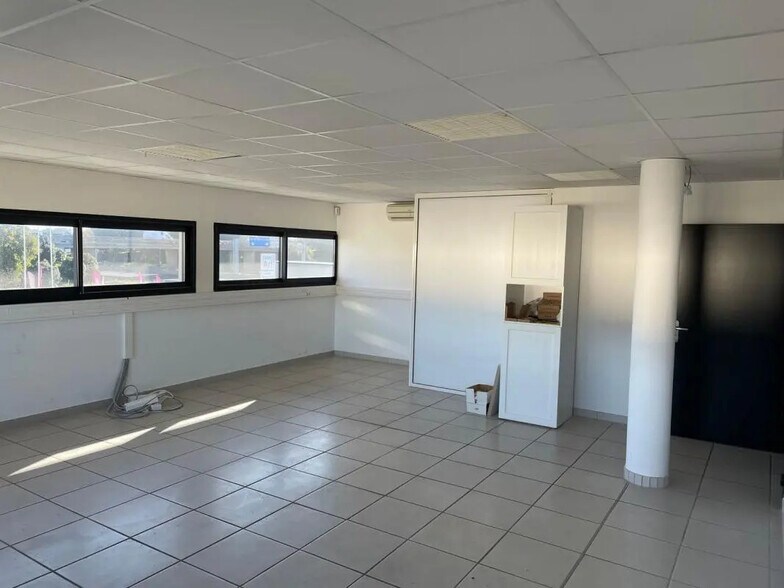 Office in Six-Fours-les-Plages for lease - Interior Photo - Image 3 of 7