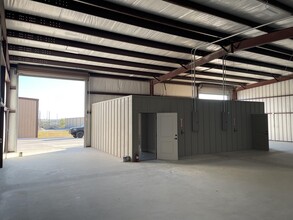 7977 Old Bastrop Rd, New Braunfels, TX for lease Building Photo- Image 2 of 3