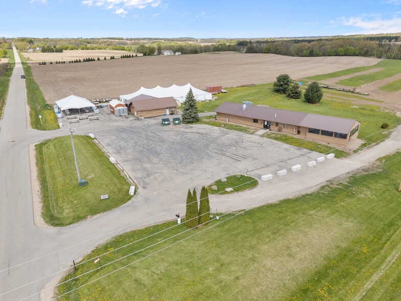8826 Grams Rd, Ripon, WI for sale - Primary Photo - Image 1 of 44