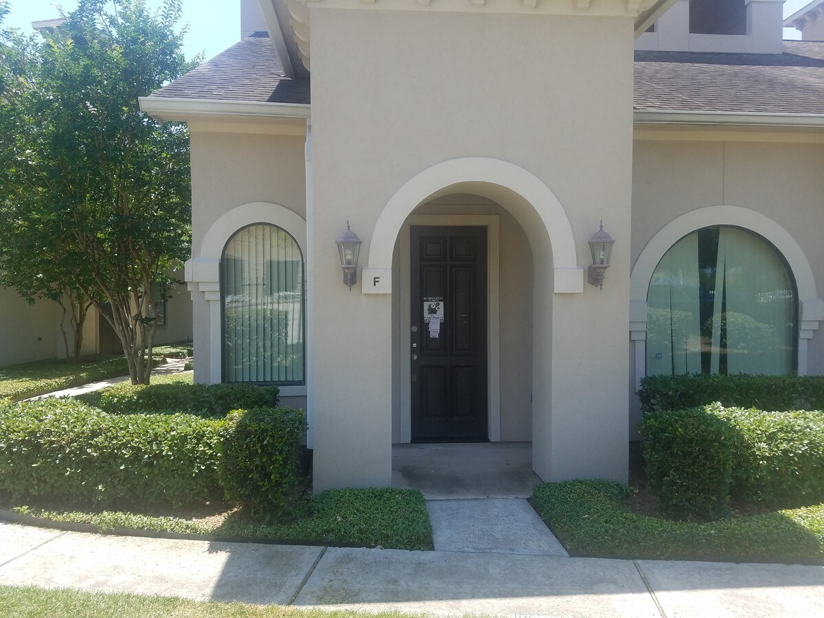 12828 Willow Centre Dr, Houston, TX 77066