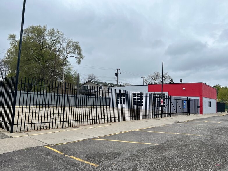 22031 Dequindre Rd, Hazel Park, MI 48030