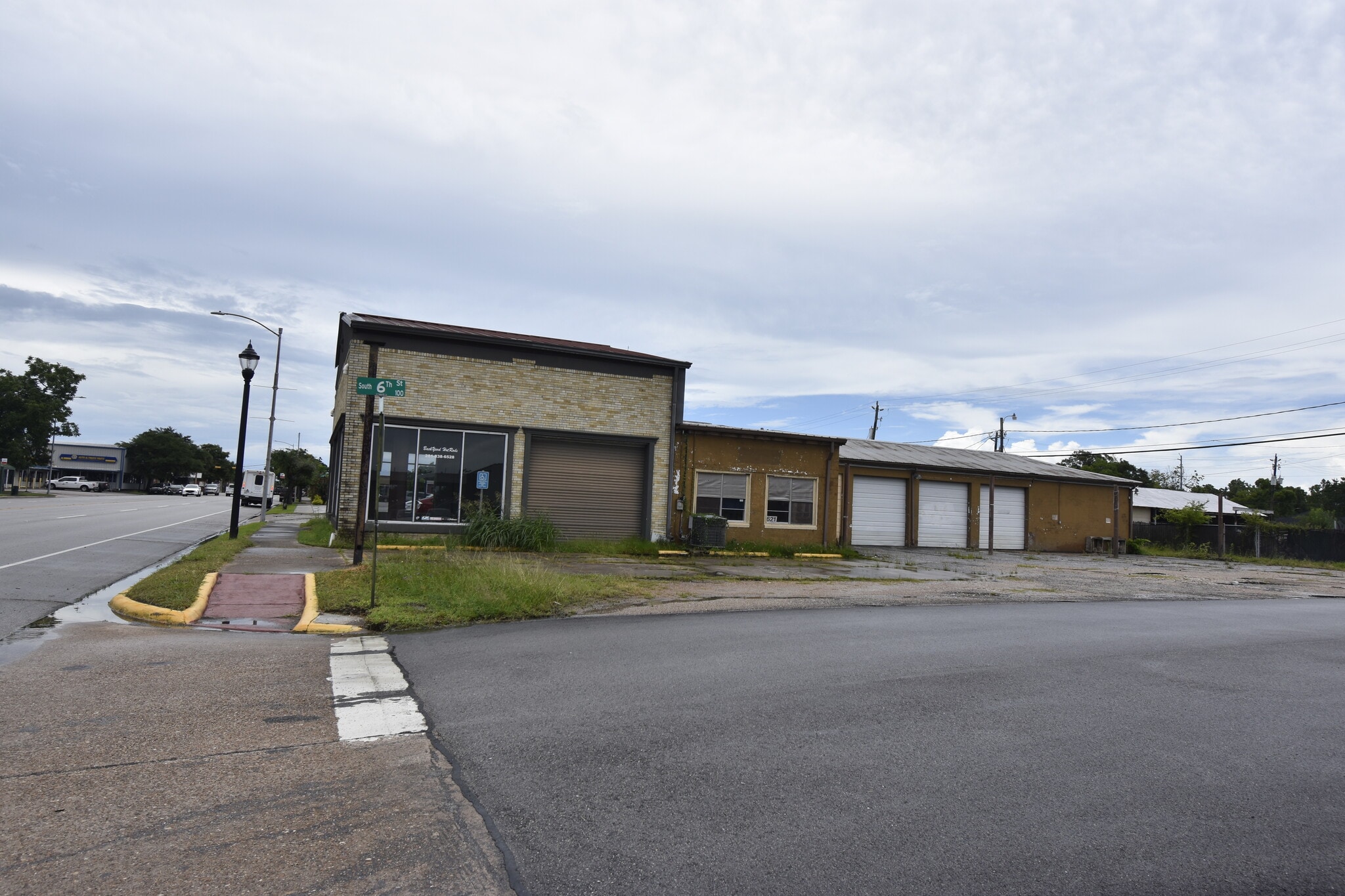 621 W Main St, La Porte, TX for lease Building Photo- Image 1 of 55