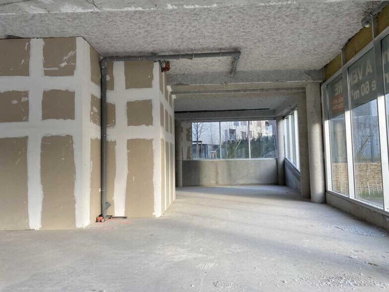 Retail in Lille for lease - Interior Photo - Image 2 of 3