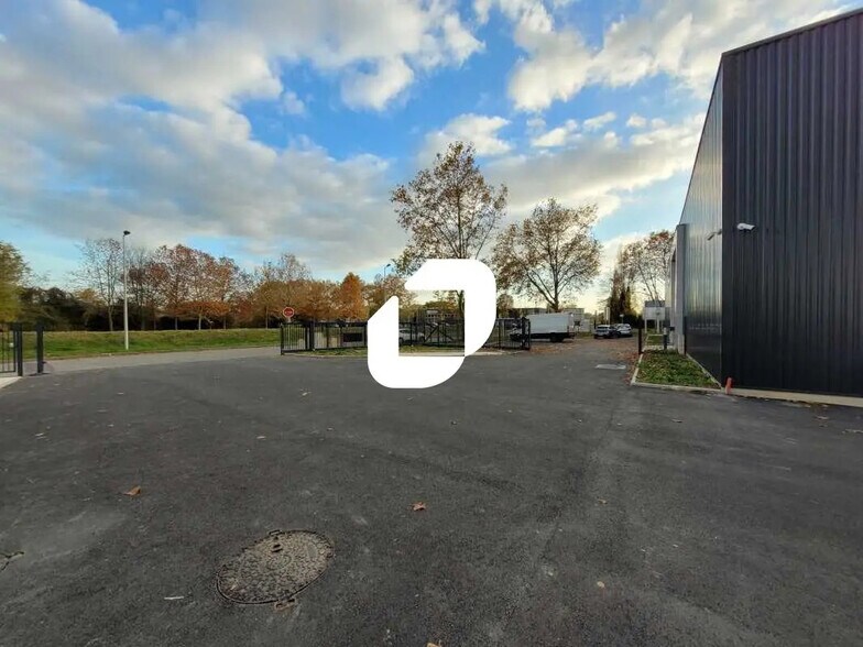 Flex in Bondoufle for lease - Building Photo - Image 3 of 14