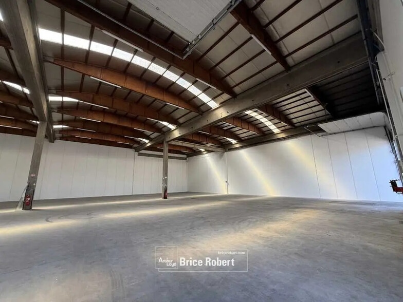 Office in Saint-Priest for lease - Interior Photo - Image 2 of 6