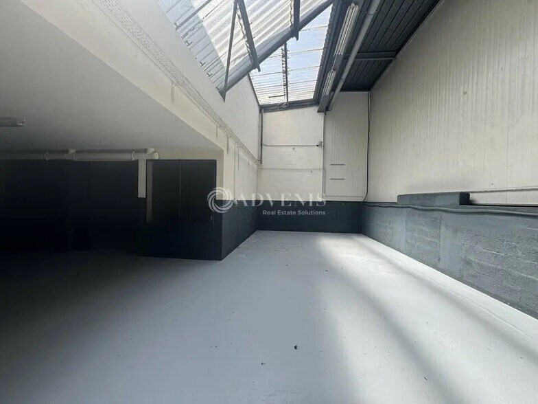 Flex in Gonesse for lease - Interior Photo - Image 3 of 10