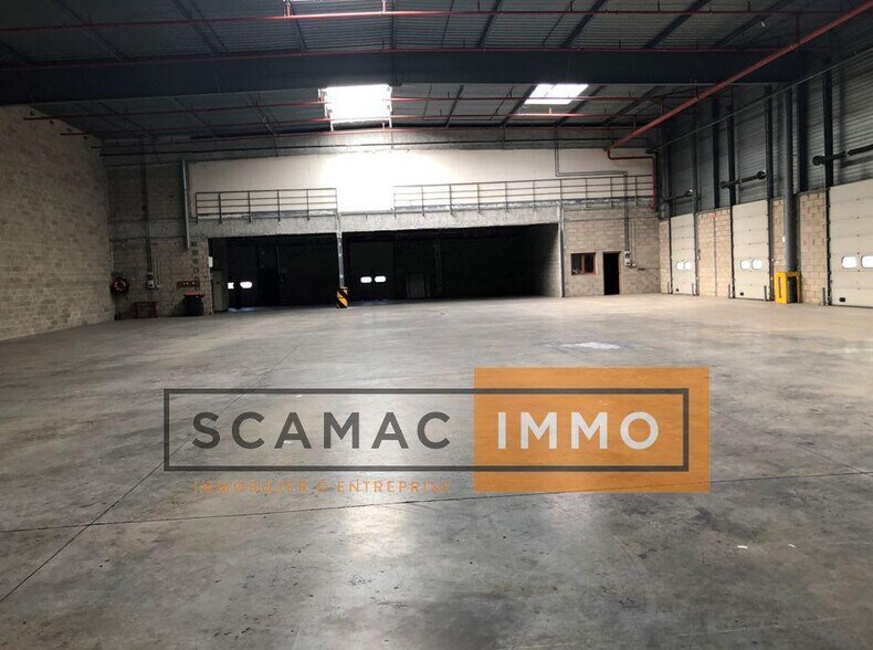 Industrial in Stains for lease - Building Photo - Image 3 of 8