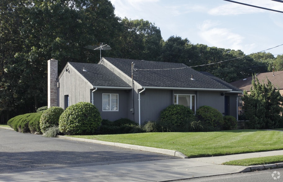 8 Roosevelt Ave, Port Jefferson Station, NY for sale - Primary Photo - Image 1 of 1